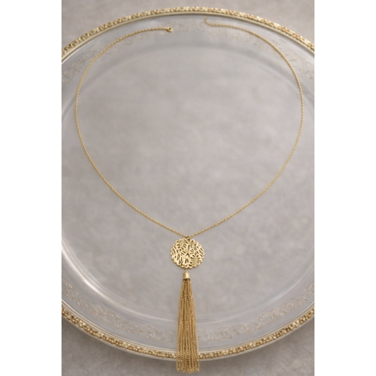 Elegancki długi naszyjnik w złotym kolorze z ażurową zawieszką i chwostem.